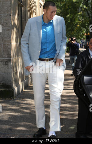 Le plus haut du monde personne d'entrer dans la plus petite voiture à l'extérieur de l'ITV studios comprend : l'homme le plus grand du monde où : London, Royaume-Uni Quand : 10 Oct 2015 Banque D'Images