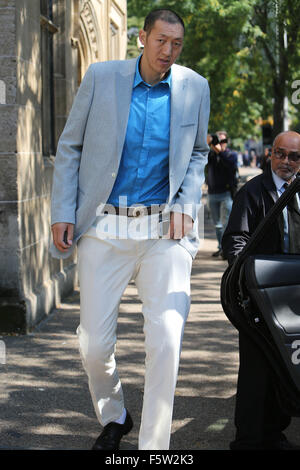 Le plus haut du monde personne d'entrer dans la plus petite voiture à l'extérieur de l'ITV studios comprend : l'homme le plus grand du monde où : London, Royaume-Uni Quand : 10 Oct 2015 Banque D'Images