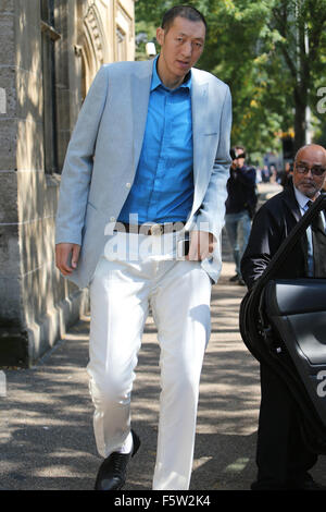 Le plus haut du monde personne d'entrer dans la plus petite voiture à l'extérieur de l'ITV studios comprend : l'homme le plus grand du monde où : London, Royaume-Uni Quand : 10 Oct 2015 Banque D'Images