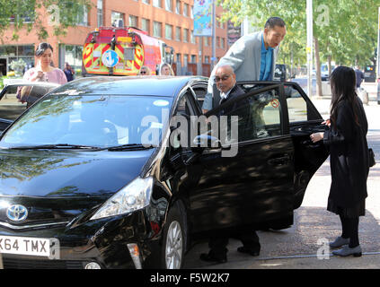 Le plus haut du monde personne d'entrer dans la plus petite voiture à l'extérieur de l'ITV studios comprend : l'homme le plus grand du monde où : London, Royaume-Uni Quand : 10 Oct 2015 Banque D'Images