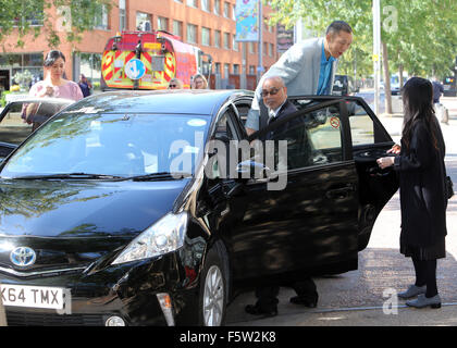 Le plus haut du monde personne d'entrer dans la plus petite voiture à l'extérieur de l'ITV studios comprend : l'homme le plus grand du monde où : London, Royaume-Uni Quand : 10 Oct 2015 Banque D'Images
