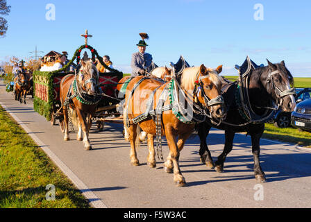 Chaque année une procession catholique-Leonhardi a lieu en ville Murnau, Bavière, Allemagne, avec de nombreux chevaux voitures décorées un Banque D'Images