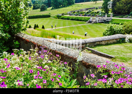 Vue sur les jardins à Easton walled gardens, Easton, Grantham, Lincolnshire, Angleterre, Royaume-Uni. Banque D'Images