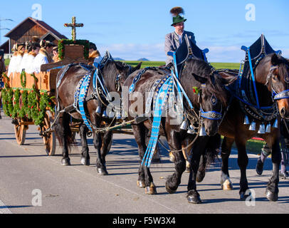 Chaque année une procession catholique-Leonhardi a lieu en ville Murnau, Bavière, Allemagne, avec de nombreux chevaux voitures décorées un Banque D'Images