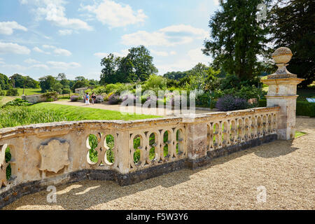 Vue depuis le vieux pont de pierre à Easton walled gardens, Easton, Grantham, Lincolnshire, Angleterre, Royaume-Uni. Banque D'Images