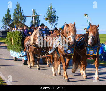 Chaque année une procession catholique-Leonhardi a lieu en ville Murnau, Bavière, Allemagne, avec de nombreux chevaux voitures décorées un Banque D'Images