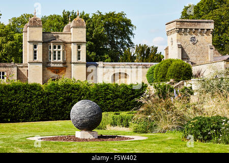 Vue sur les jardins et la maison de la Easton walled gardens, Easton, Grantham, Lincolnshire, Angleterre, Royaume-Uni. Banque D'Images