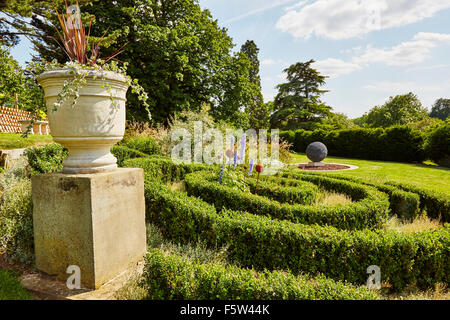 Vue sur les jardins à Easton walled gardens, Easton, Grantham, Lincolnshire, Angleterre, Royaume-Uni. Banque D'Images