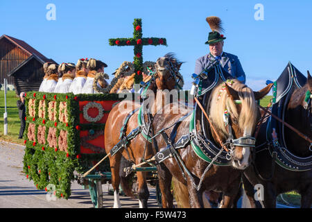 Chaque année une procession catholique-Leonhardi a lieu en ville Murnau, Bavière, Allemagne, avec de nombreux chevaux voitures décorées un Banque D'Images