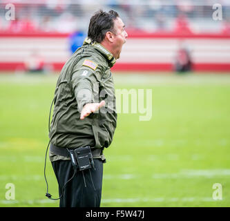 Santa Clara, CA. Nov 8, 2015. San Francisco 49ers l'entraîneur-chef Jim Tomsula hurle à un fonctionnaire au cours de la NFL football match entre les Falcons d'Atlanta et le San Francisco 49ers à Levi's Stadium à Santa Clara, CA. Les 49ers défait les Falcons 17-16. Damon Tarver/Cal Sport Media/Alamy Live News Banque D'Images