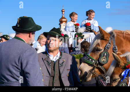 Chaque année une procession catholique-Leonhardi a lieu en ville Murnau, Bavière, Allemagne, avec de nombreux chevaux voitures décorées un Banque D'Images