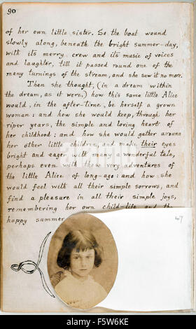 Dernière page avec une photo d'Alice Liddell du manuscrit original de "Alice's Adventures Under Ground" par Charles Lutwidge Dodgson (1832-1898) qu'il lui a donné en novembre 1864 et publié sous le titre "Alice's Adventures in Wonderland" en 1865 sous le nom de plume Lewis Carroll. Voir la description pour plus d'informations. Banque D'Images