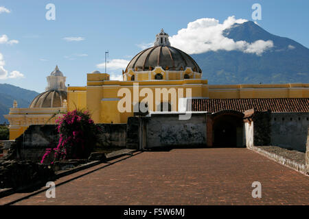 Volcan Fuego et Nuestra Señora de la Merced Church, Antigua, Guatemala, Amérique Centrale Banque D'Images