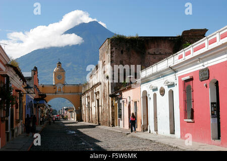 Volcan Agua et Santa Catalina Arch, Calle del Arco, Antigua, Guatemala, Amérique Centrale Banque D'Images