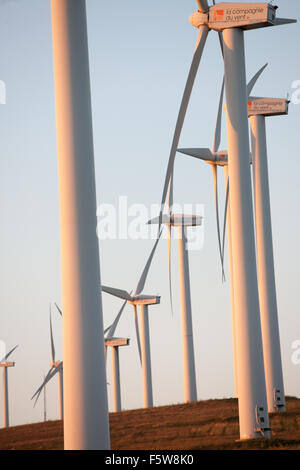 Éoliennes au coucher du soleil au-dessus de Roquetaillade Alet-les-Bains, au sud de Limoux dans l'Aude,France,France.Aude,la plupart des éoliennes en France. Banque D'Images