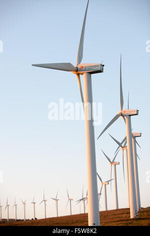 Éoliennes au coucher du soleil au-dessus de Roquetaillade Alet-les-Bains, au sud de Limoux dans l'Aude,France,France.Aude,la plupart des éoliennes en France. Banque D'Images