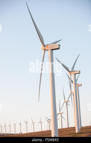 Éoliennes au coucher du soleil au-dessus de Roquetaillade Alet-les-Bains, au sud de Limoux dans l'Aude,France,France.Aude,la plupart des éoliennes en France. Banque D'Images