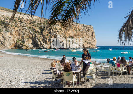 Les gens à l'extérieur d'un bar de plage à Calahonda, province de Grenade, Espagne Banque D'Images