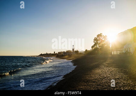 Calahonda beach au coucher du soleil. Province de Grenade, Espagne Banque D'Images