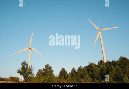 Éoliennes au coucher du soleil au-dessus de Roquetaillade Alet-les-Bains, au sud de Limoux dans l'Aude,France,France.Aude,la plupart des éoliennes en France. Banque D'Images