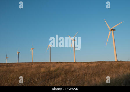 Éoliennes au coucher du soleil au-dessus de Roquetaillade Alet-les-Bains, au sud de Limoux dans l'Aude,France,France.Aude,la plupart des éoliennes en France. Banque D'Images