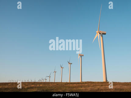 Éoliennes au coucher du soleil au-dessus de Roquetaillade Alet-les-Bains, au sud de Limoux dans l'Aude,France,France.Aude,la plupart des éoliennes en France. Banque D'Images