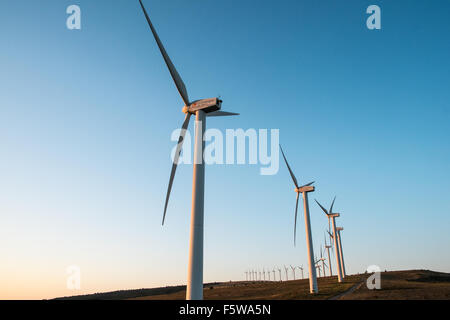 Éoliennes au coucher du soleil au-dessus de Roquetaillade Alet-les-Bains, au sud de Limoux dans l'Aude,France,France.Aude,la plupart des éoliennes en France. Banque D'Images