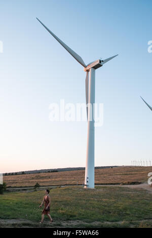 Éoliennes au coucher du soleil au-dessus de Roquetaillade Alet-les-Bains, au sud de Limoux dans l'Aude,France,France.Aude,la plupart des éoliennes en France. Banque D'Images