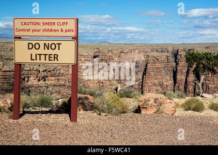 Cameron, Arizona - un signe interdit de jeter des déchets et met en garde les visiteurs de garder leurs enfants de tomber d'une falaise. Banque D'Images