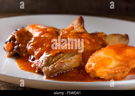 Plaque avec ragoût de viande de porc (goulache) et de raviolis Banque D'Images