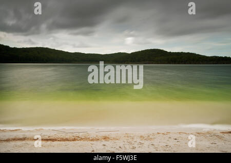 Lac Birrabeen sur Fraser Island. Banque D'Images