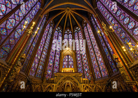 Vitrail en la Sainte Chapelle Sainte Chapelle (intérieur). L'architecture gothique, rayonnant sur l'Ile de la Cité Paris, France Banque D'Images