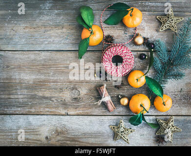 Décoration de Noël ou Nouvel An jeu de fond : les branches d'arbre, des fourrures, des billes de verre scintillant or toy stars, des bâtons de cannelle, un Banque D'Images