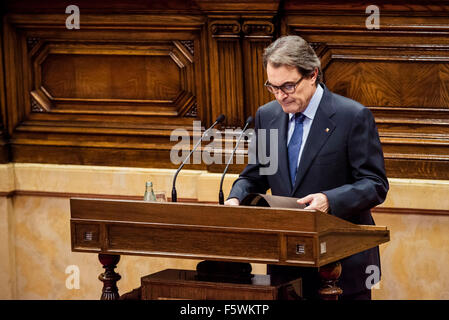 Barcelone, Catalogne, Espagne. Nov 9, 2015. Le président Catalan Artur Mas intérimaire se termine son discours pour le débat d'investiture pour la présidence catalane les élections régionales suivantes sans avoir trouvé le vote majoritaire du parlement catalan jusqu'à présent. Credit : matthi/Alamy Live News Banque D'Images