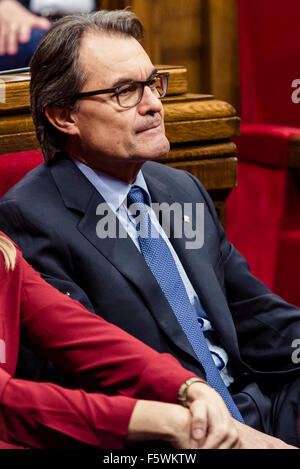 Barcelone, Catalogne, Espagne. Nov 9, 2015. Le président Catalan Artur Mas par intérim après son intervention pour le débat d'investiture pour la présidence catalane les élections régionales suivantes sans avoir trouvé le vote majoritaire du parlement catalan jusqu'à présent. Credit : matthi/Alamy Live News Banque D'Images