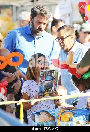 Ben Affleck et Jennifer Garner prendre leurs trois enfants pour le marché de producteurs à Brentwood avec : Ben Affleck, Violet Affleck Où : Los Angeles, California, United States Quand : 13 Oct 2015 Banque D'Images