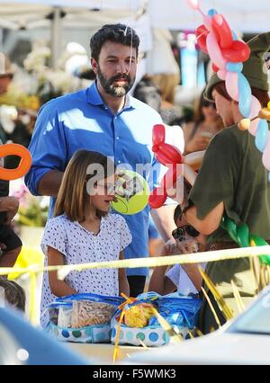 Ben Affleck et Jennifer Garner prendre leurs trois enfants pour le marché de producteurs à Brentwood avec : Ben Affleck, Violet Affleck Où : Los Angeles, California, United States Quand : 13 Oct 2015 Banque D'Images