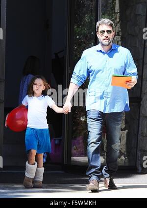 Ben Affleck et Jennifer Garner prendre leurs trois enfants pour le marché de producteurs à Brentwood avec : Ben Affleck, Seraphina Affleck Où : Los Angeles, California, United States Quand : 13 Oct 2015 Banque D'Images