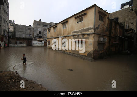 La bande de Gaza. Nov 9, 2015. Un garçon palestinien marche sur une rue inondée dans le sud de la bande de Gaza ville de Khan Younis, le 9 novembre 2015. Credit : Khaled Omar/Xinhua/Alamy Live News Banque D'Images