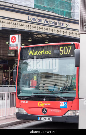 Avant d'un certain nombre 507 rouge London bus, l'attendaient à la gare Victoria de Londres, Royaume-Uni. Banque D'Images