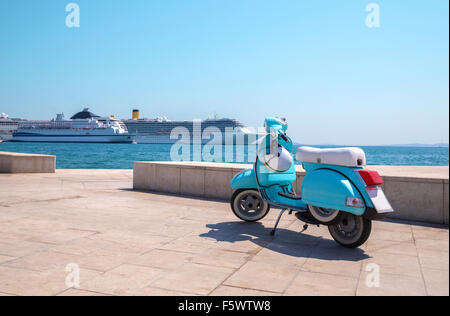 Scooter bleu sur le bord de l'eau Banque D'Images