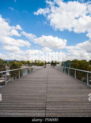 France, Paris, passerelle Simone-de-Beauvoir Banque D'Images