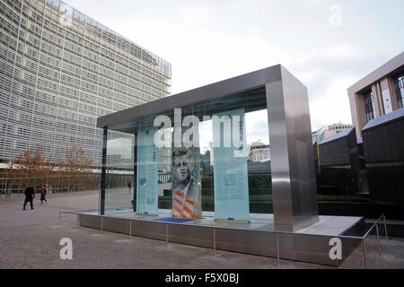 Bruxelles, Belgique. Nov 9, 2015. Les gens passent devant la Kennedy morceau du Mur de Berlin en face de l'Union européenne (UE) à Bruxelles, Belgique, 9 novembre 2015. Kennedy le morceau du Mur de Berlin a été inauguré ici lundi pour commémorer le 26e anniversaire de la journée, le mur a été violée. © Ye Pingfan/Xinhua/Alamy Live News Banque D'Images