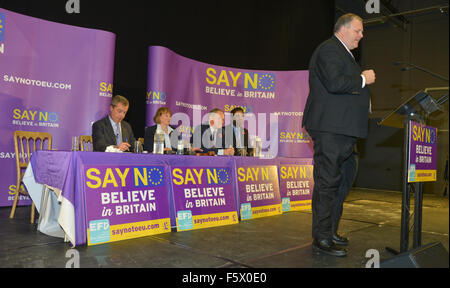 Gloucester, Royaume-Uni. 09Th Nov, 2015. Nigel Farage s'exprimant lors de la Dire non à l'Europe rassemblement à GL1, Gloucester, Royaume-Uni Crédit : Jules annan/Alamy Live News Banque D'Images