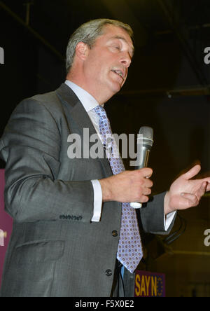 Gloucester, Royaume-Uni. 09Th Nov, 2015. Nigel Farage s'exprimant lors de la Dire non à l'Europe rassemblement à GL1, Gloucester, Royaume-Uni Crédit : Jules annan/Alamy Live News Banque D'Images