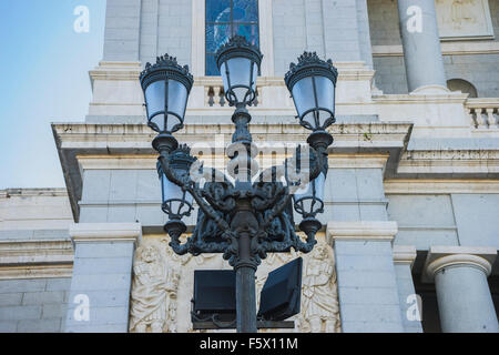 Vieille lampe de rue, la cathédrale Almudena, situé dans le domaine des Habsbourg, l'architecture classique Banque D'Images