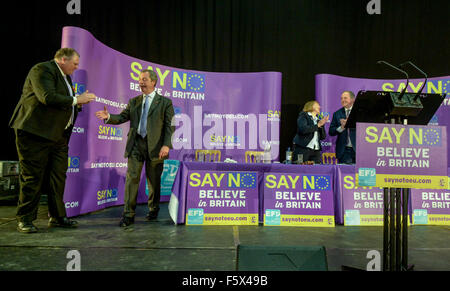 Gloucester, Royaume-Uni. 09Th Nov, 2015. Nigel Farage s'exprimant lors de la Dire non à l'Europe rassemblement à GL1, Gloucester, Royaume-Uni Crédit : Jules annan/Alamy Live News Banque D'Images