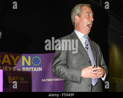 Gloucester, Royaume-Uni. 09Th Nov, 2015. Nigel Farage s'exprimant lors de la Dire non à l'Europe rassemblement à GL1, Gloucester, Royaume-Uni Crédit : Jules annan/Alamy Live News Banque D'Images