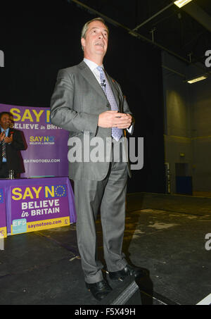 Gloucester, Royaume-Uni. 09Th Nov, 2015. Nigel Farage s'exprimant lors de la Dire non à l'Europe rassemblement à GL1, Gloucester, Royaume-Uni Crédit : Jules annan/Alamy Live News Banque D'Images