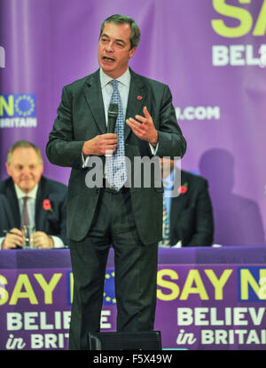 Gloucester, Royaume-Uni. 09Th Nov, 2015. Nigel Farage s'exprimant lors de la Dire non à l'Europe rassemblement à GL1, Gloucester, Royaume-Uni Crédit : Jules annan/Alamy Live News Banque D'Images